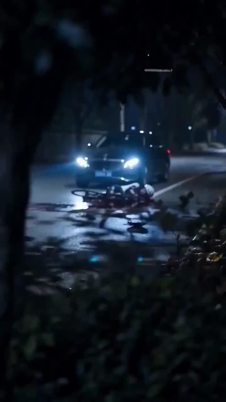 夜间道路上的车辆灯光与倒地现场