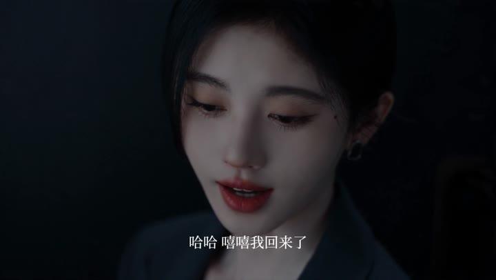 女子回到住所向宠物猫希希打招呼