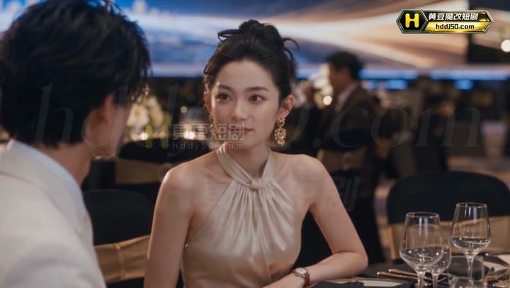 陈飞雪在招商会上与叶先生交谈
