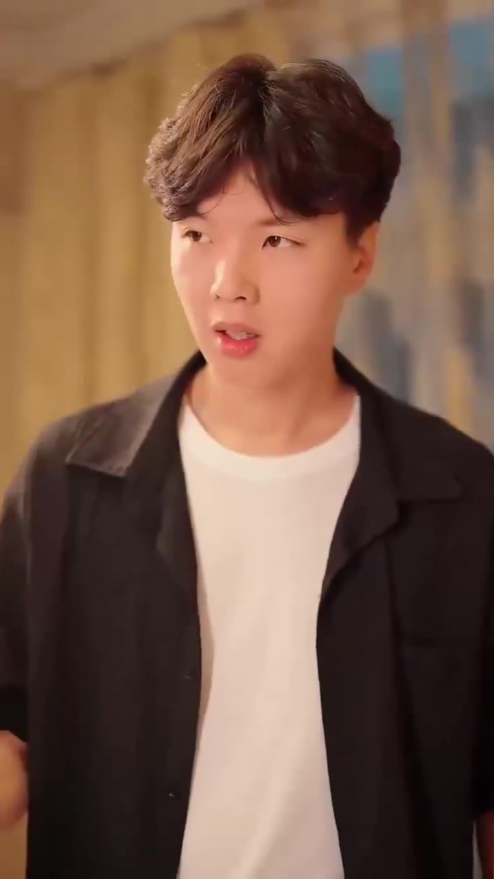 黑外套卷发男子说话的特写