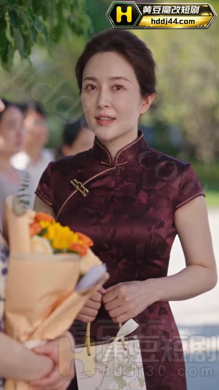 李老师在考场外迎接高考结束的思雨