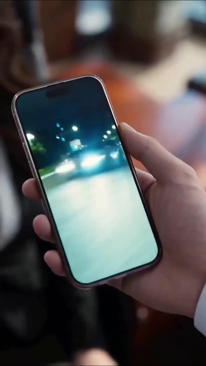 手机屏幕中保存的夜间道路画面