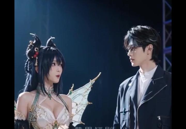 陆星舟与cos装扮的同学对谈