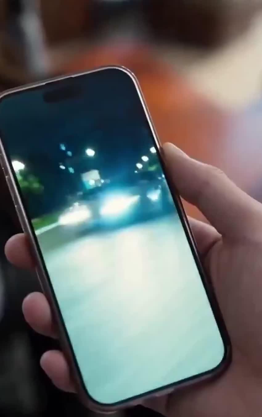 手机中的夜间道路画面