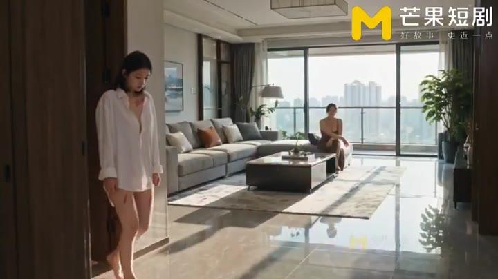蜜桃走进客厅面对浩宇母亲