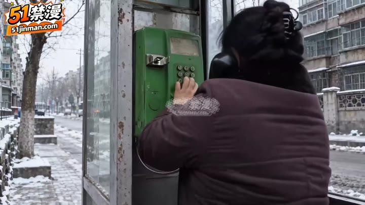 两名刑警来到出租屋楼道勘查