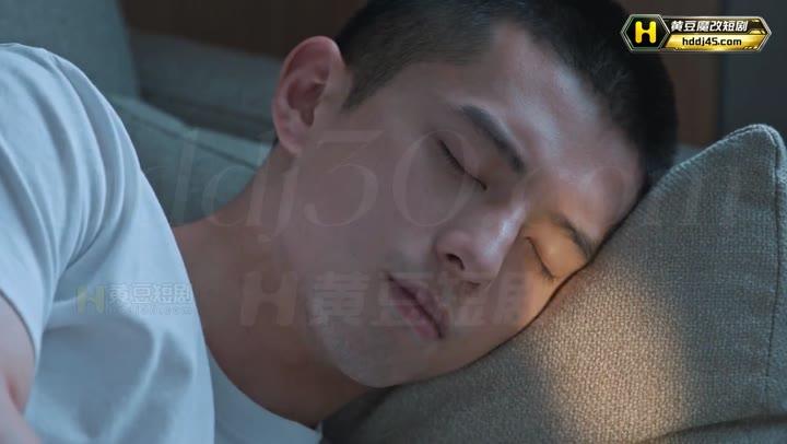 陈墨在病房沙发上陪护苏婉
