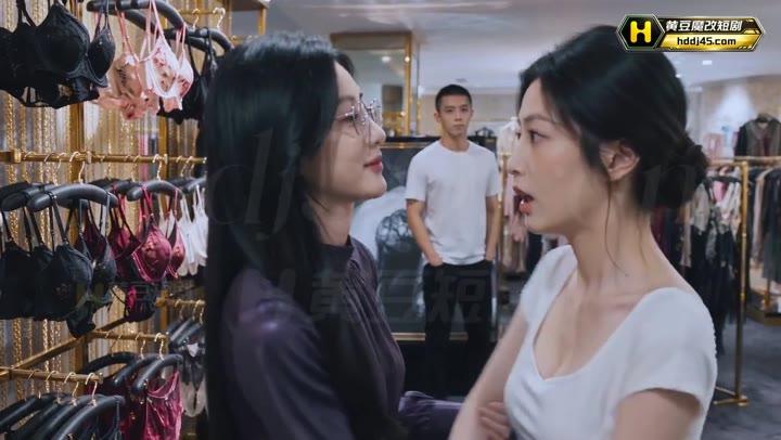 苏晚与周念在服装店交谈