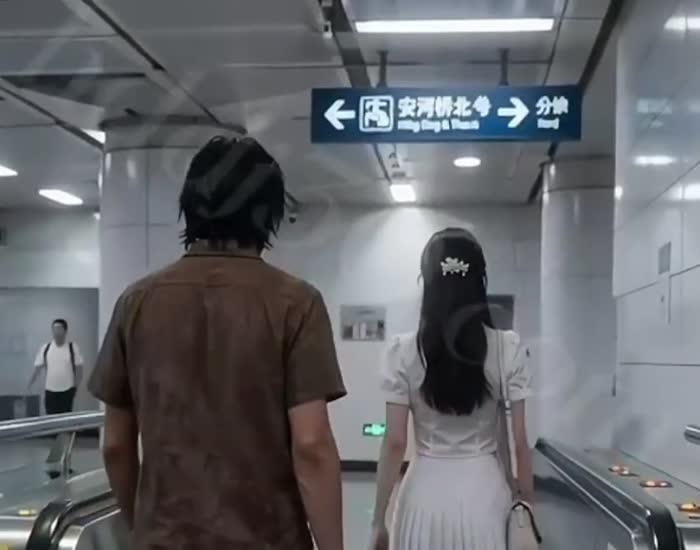 男子跟随白衣女子进入地铁站