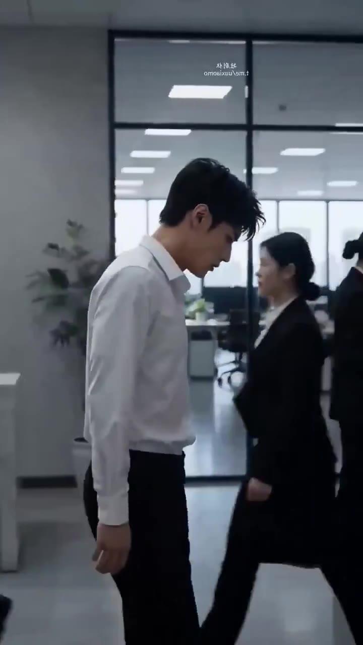 李博身穿白衬衫走在公司办公区
