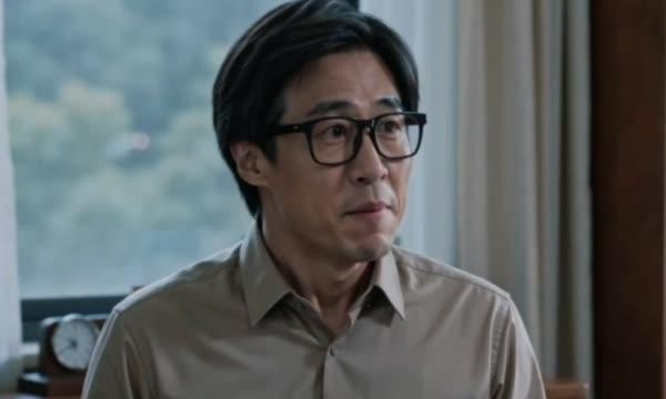 丈夫在家中交谈