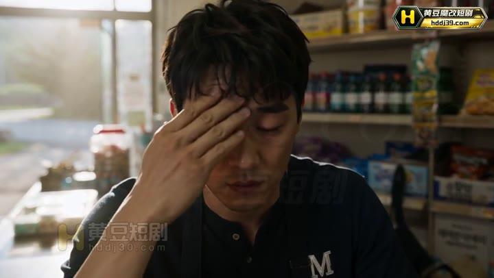 青年店长在杂货铺内思考眼罩线索