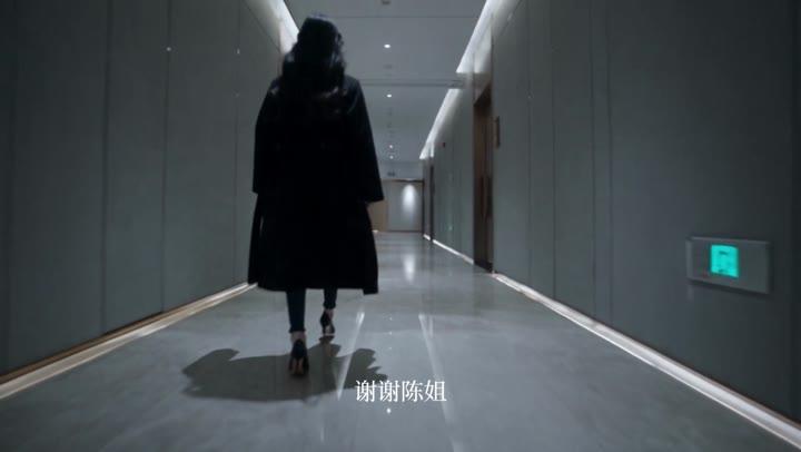 女子离开会客室走向电梯