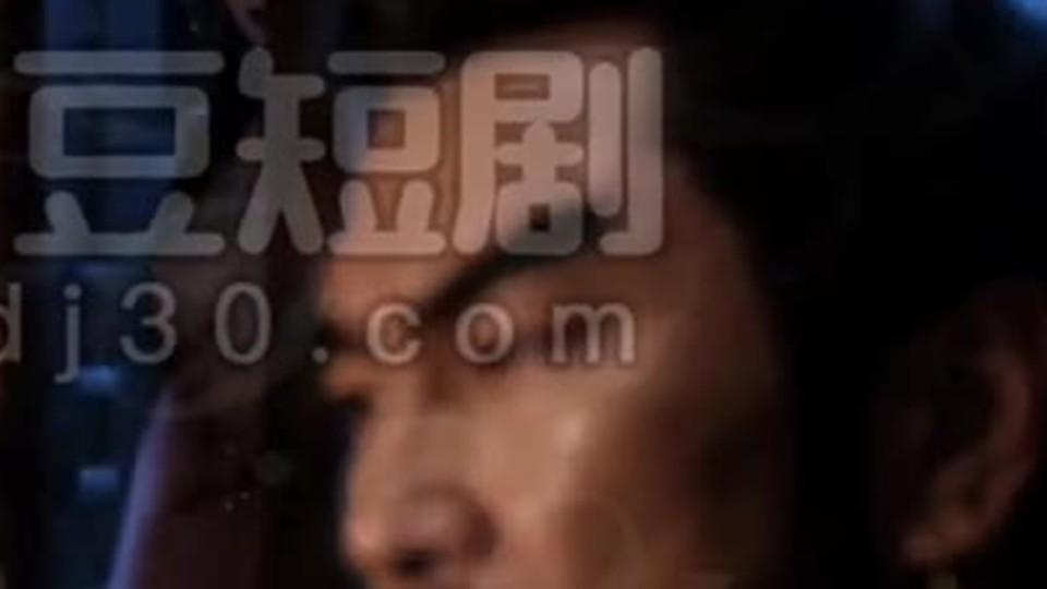 君王在宫殿中处理奏折的神情近景