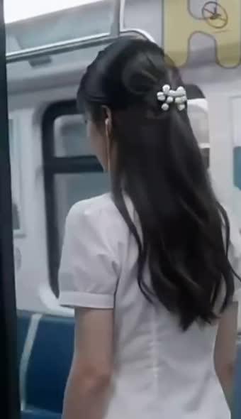白衣女子进入地铁车厢
