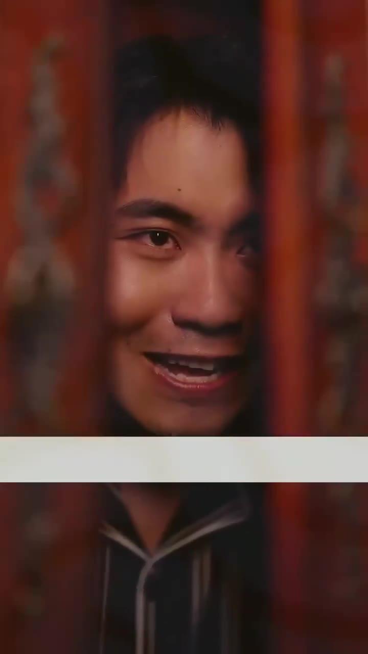 男子透过遮挡物窥视的微笑特写