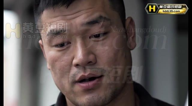 男子解释手机联系人并提到找到耳夹