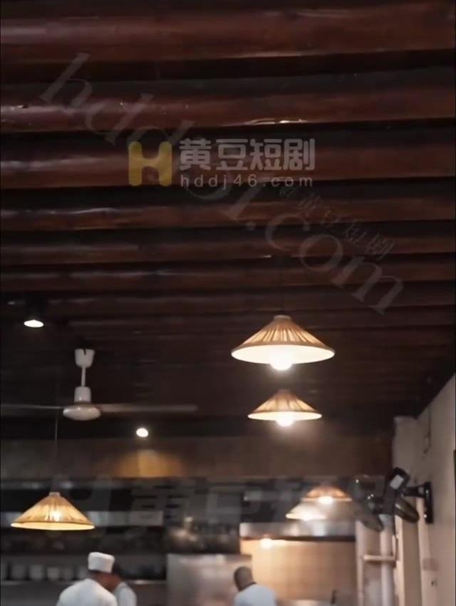 街边店铺中的日常生活场景