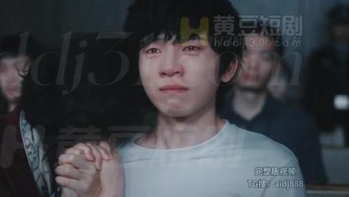 周明川在法庭旁听时与母亲相伴