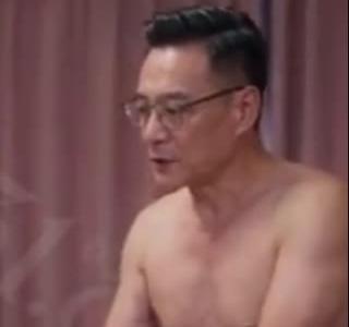公司内部谈话中的男子对业务受损提出质问