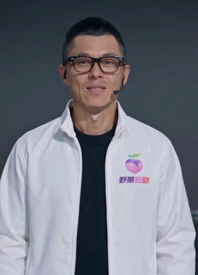 白衣主讲人在发布会介绍未来汽车设想