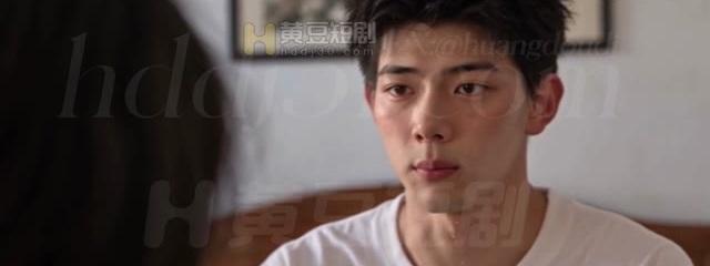 陈皮皮在住处面对女子的追问