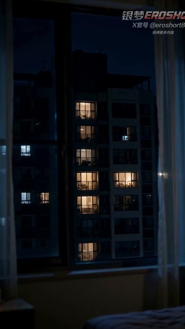 夜间楼宇外观交代人物所在的居住环境