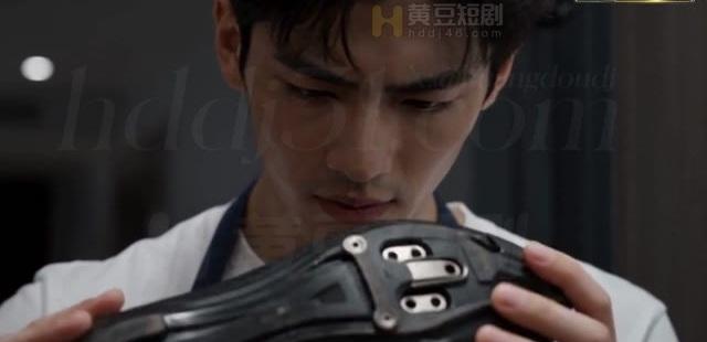 陈宇检查骑行鞋上的碎屑