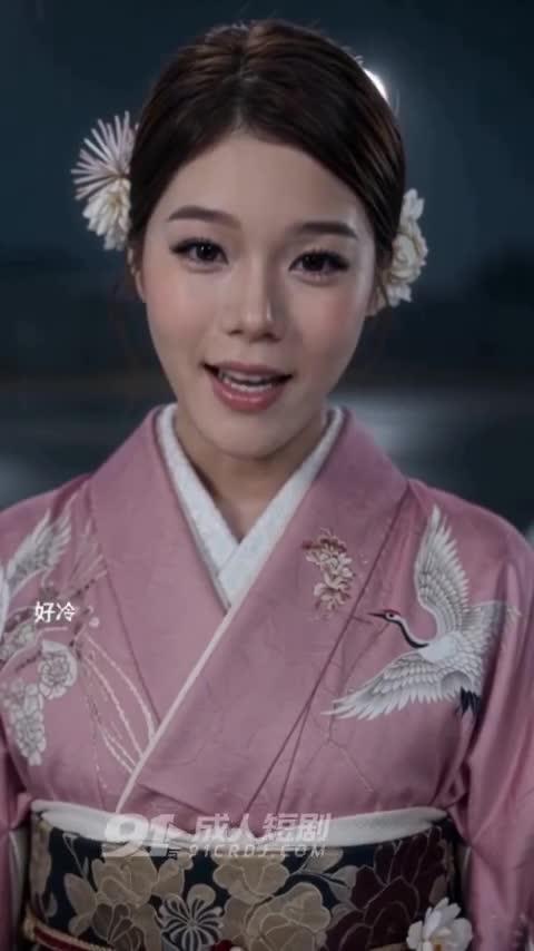 女网红穿粉色刺绣长袍面对拍摄镜头