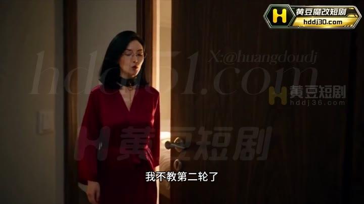 母亲穿深红色衣着站在房门旁