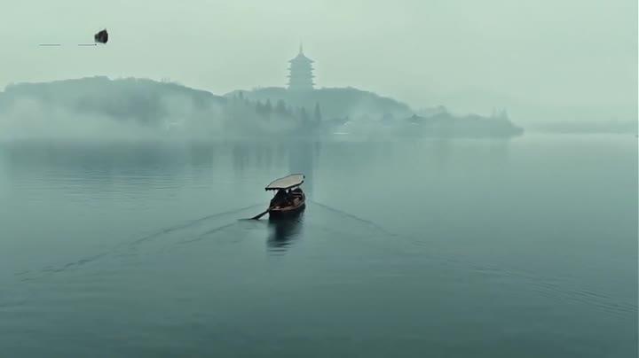 江南水岸的舟行场景
