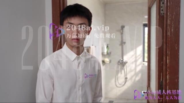 丹丹的儿子站在卫生间门外询问