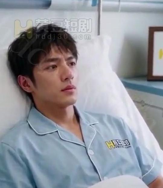 穿浅蓝病号服的林远靠在病床上