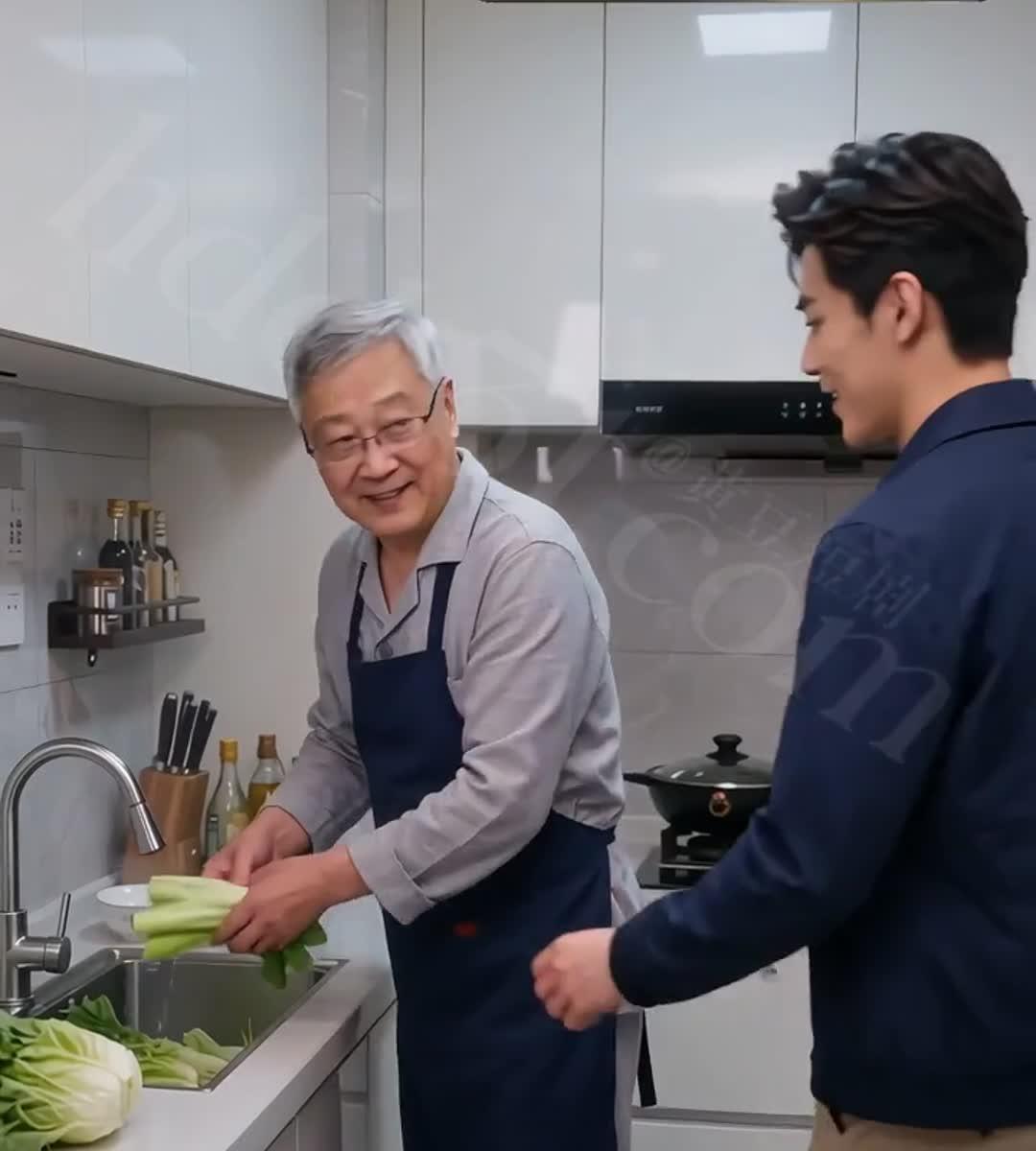 小林在家庭厨房与长辈交谈