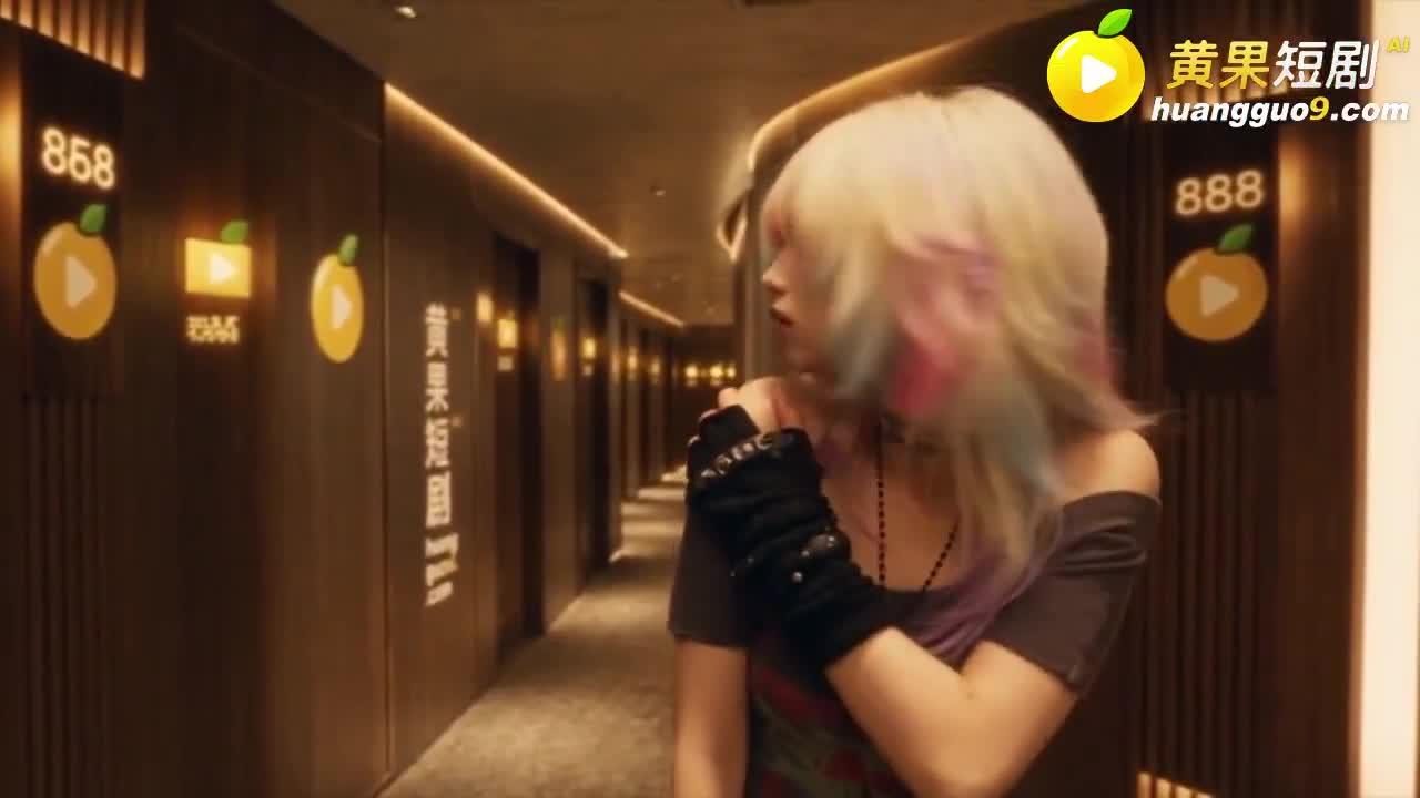 染发女子走进酒店走廊