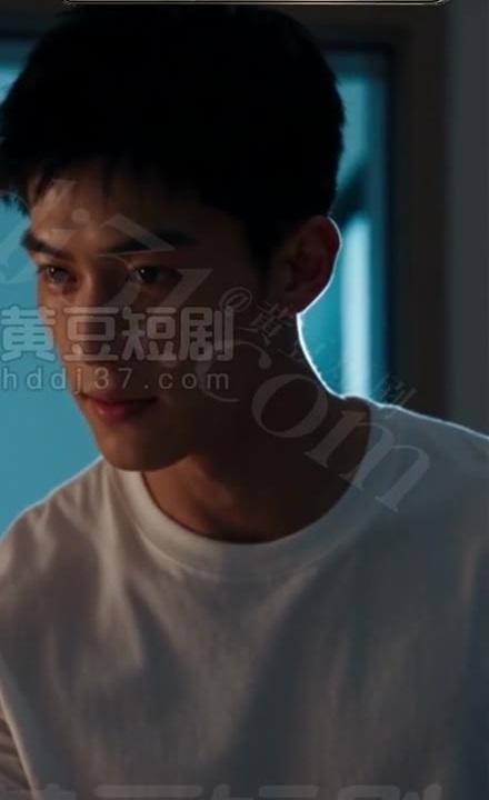 小刚带着光盘来到母亲面前