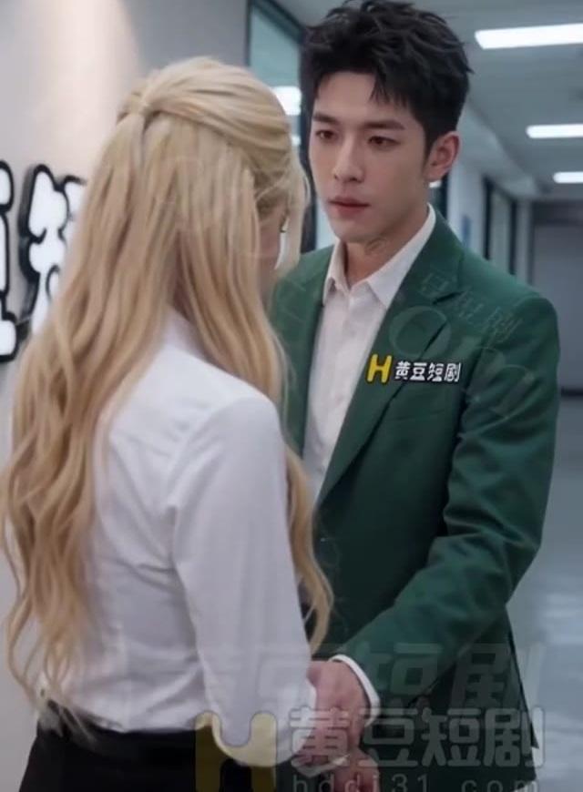 李明在走廊向娜娜提出帮助