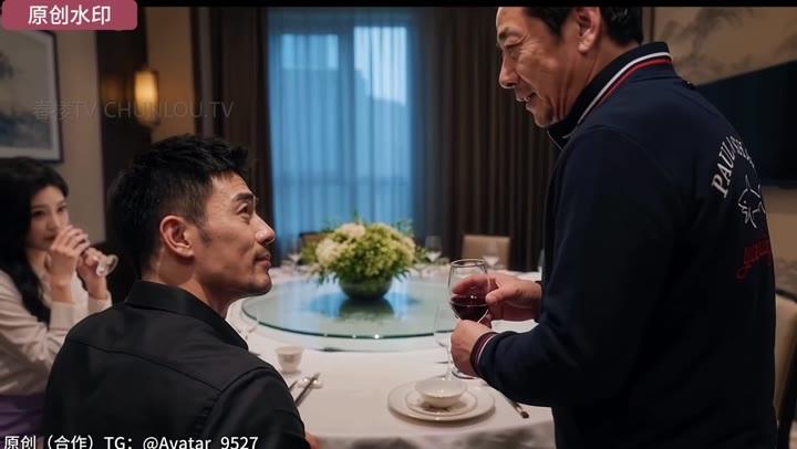 张平在饭店包间向王冰敬酒