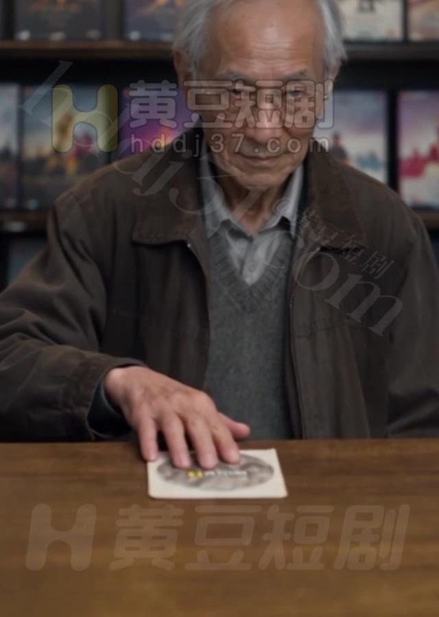 老店主把一张光盘放在旧木柜台上