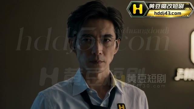 教授在聚会室内听取安排