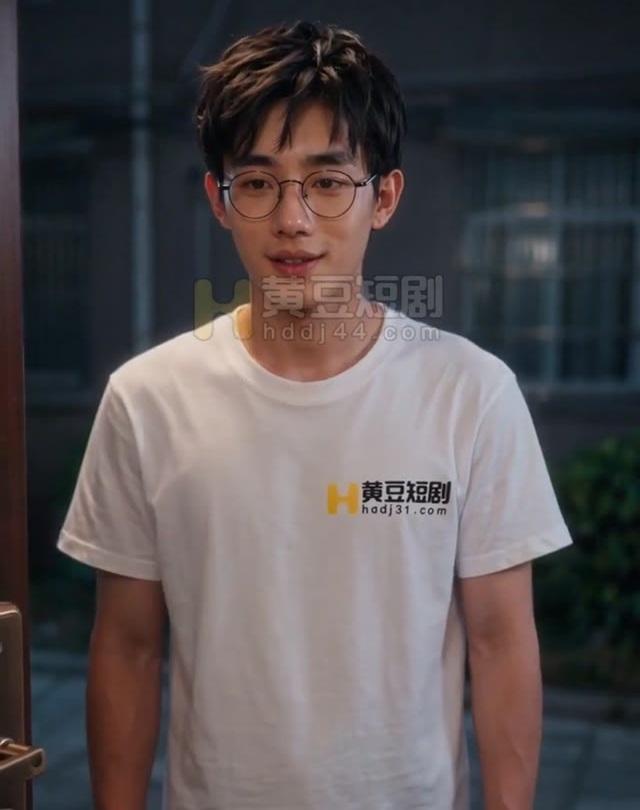 戴眼镜的外甥来到小姨家门口