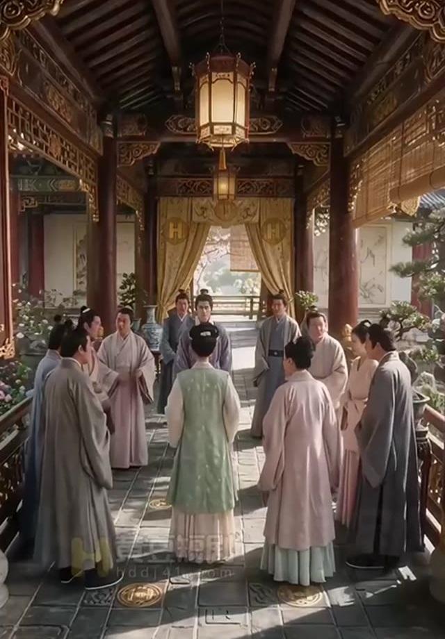 府内多人在厅堂中聚集