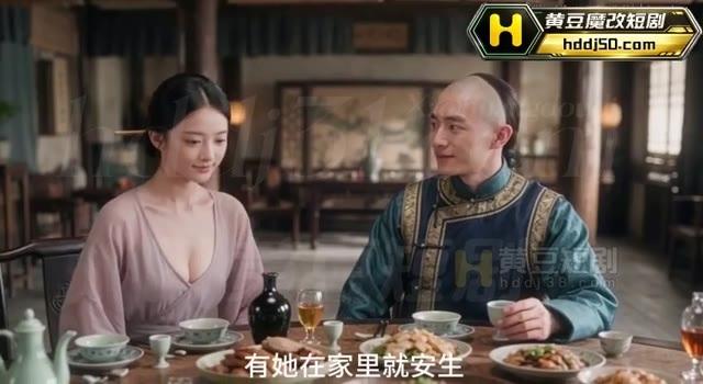 曾柔与韦小宝在厅堂饭桌边相处
