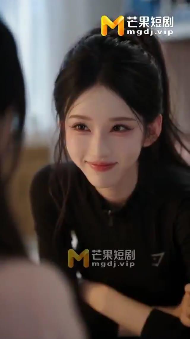 黑衣女子询问前一天车上同行的情况