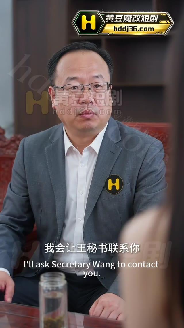 张校长在办公室作出入学材料承诺