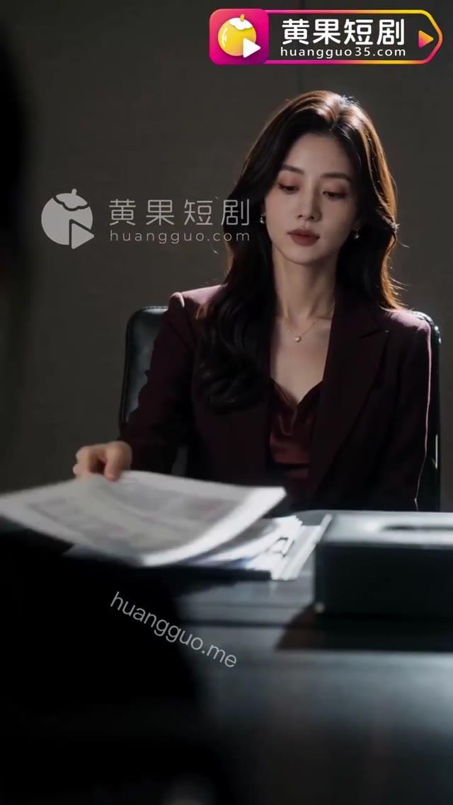 苏曼在办公室向林雨提出切割建议