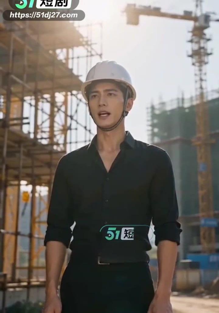 顾辰戴安全帽在工地安排停工