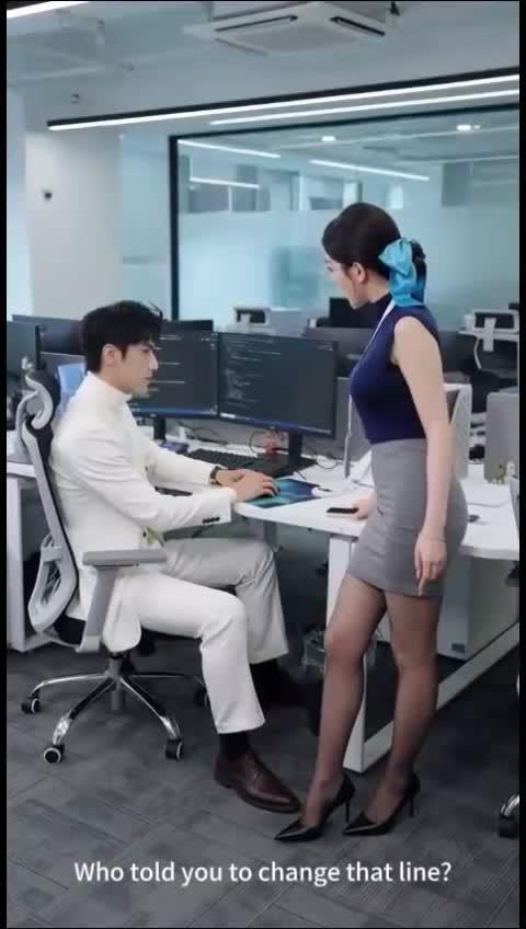 女上司回到办公桌旁与下属交谈