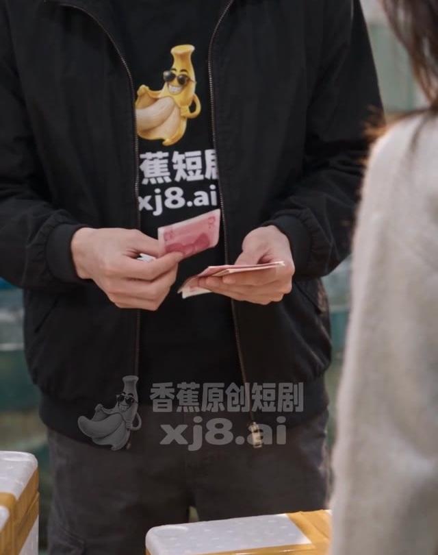 青年在水产摊前支付货款