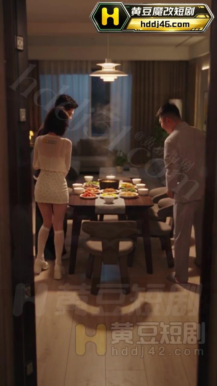 两人进入摆好饭菜的家庭餐厅